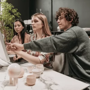 Trois personnes collaborant sur un projet de marketing digital